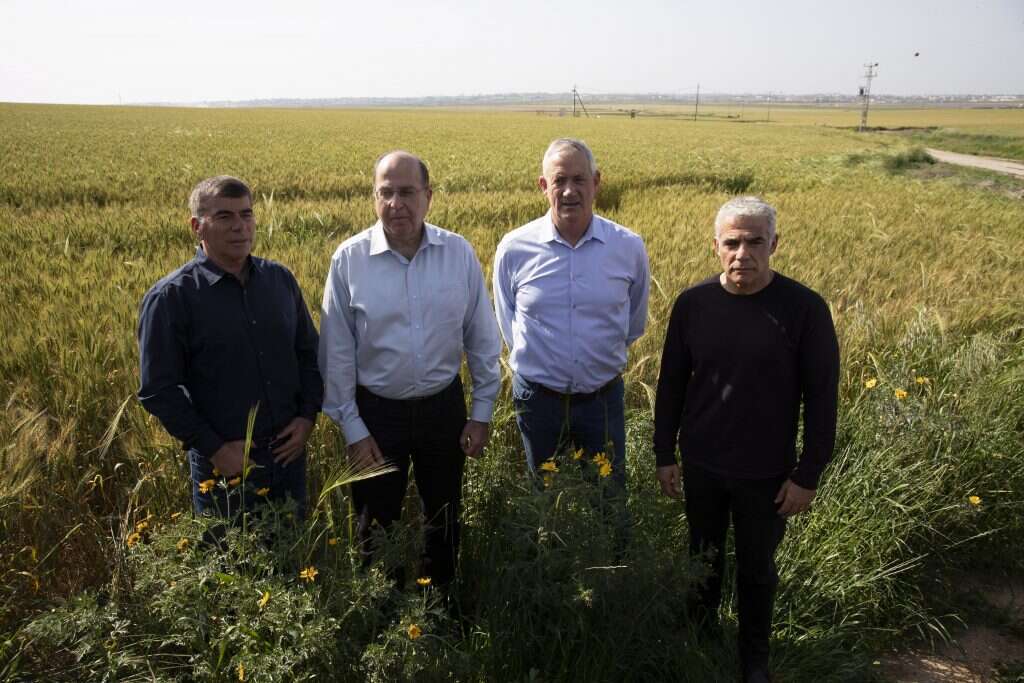 הנהגת כחול לבן בשדות כפר עזה. | EPA הנהגת כחול לבן בשדות כפר עזה. | EPA