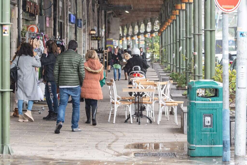 "בסגנונו העממי מבקש קובי לחולל בעיר מהפך" הטיילת בטבריה. | אייל מרגולין - ג'יני