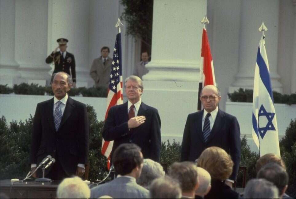 בגין, קרטר וסאדאת בטקס חתימת הסכם השלום. | יעקב סער לע"מ
