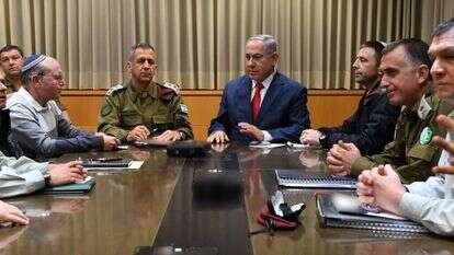 הערכת מצב אמש בקריה עם רה"מ ושר הביטחון נתניהו והרמטכ"ל כוכבי. | אריאל חרמוני, משרד הביטחון הערכת מצב אמש בקריה עם רה"מ ושר הביטחון נתניהו והרמטכ"ל כוכבי. | אריאל חרמוני, משרד הביטחון