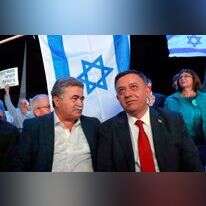יו''ר העבודה אבי גבאי וחבר המפלגה עמיר פרץ. | AFP יו''ר העבודה אבי גבאי וחבר המפלגה עמיר פרץ. | AFP