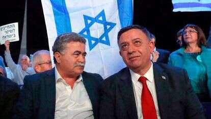 יו''ר העבודה אבי גבאי וחבר המפלגה עמיר פרץ. | AFP יו''ר העבודה אבי גבאי וחבר המפלגה עמיר פרץ. | AFP