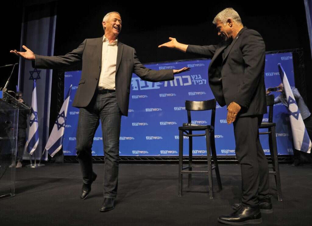 ראשי כחול לבן בני גנץ ויאיר לפיד בכנס בחירות בבאר שבע. | AFP