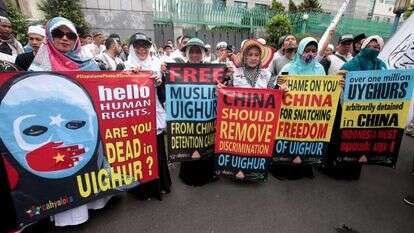 נשים אינדונזיות מפגינות נגד כליאת המוסלמים בסין. | EPA