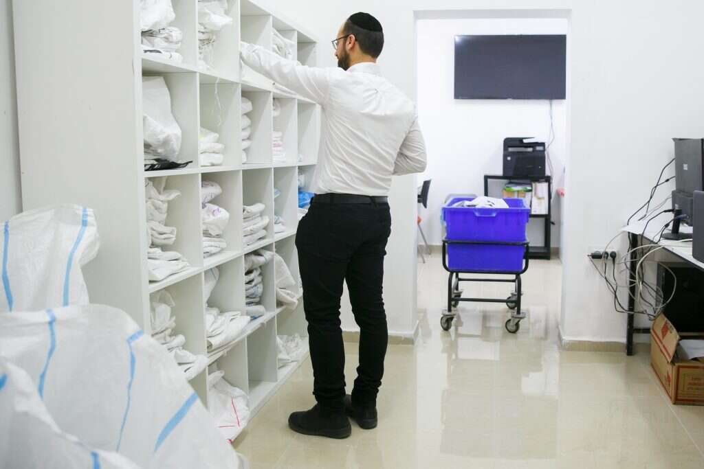 "מענה לאברכים שרוצים להשתלב בשוק העבודה בלי לצאת מהגבולות החרדיים". עובד במיון הדואר של "ישירות" באשדוד. | לירון מולדובן