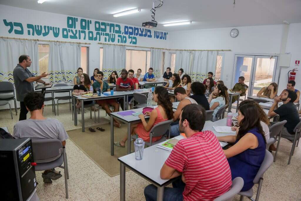 70 אחוז מהבוגרים פונים למכינות, חלקם נושרים. מכינת נחל עוז. | אדי ישראל