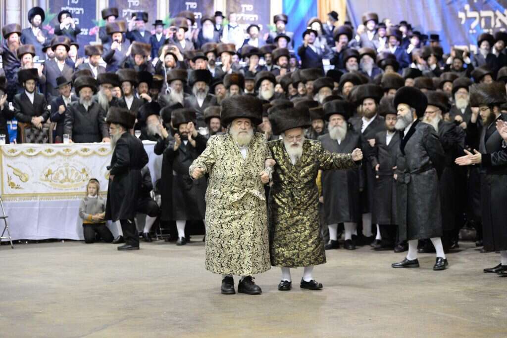 האחים האדמו''רים מויז'ניץ בריקוד משותף. | שוקי לרר, בחדרי חרדים