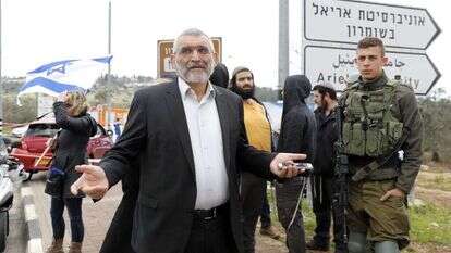 מיכאל בן ארי מעוצמה יהודית בזירת הפיגוע בצומת אריאל. | EPA