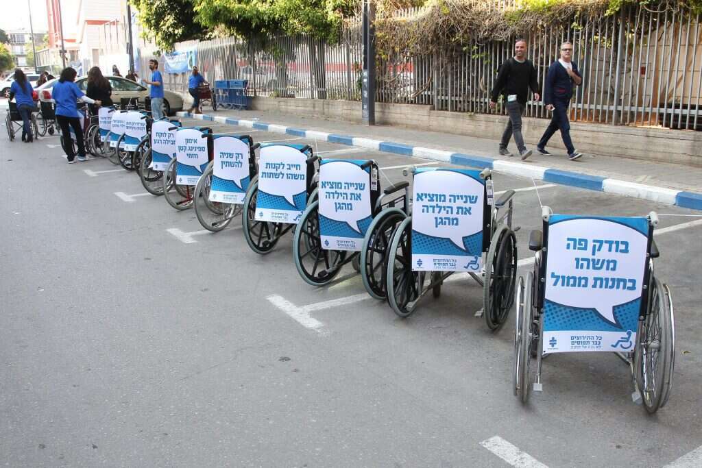 הנכים השקופים נתקלים בשאלות. מיצג חברתי של עמותת הנגישות. | קוקו