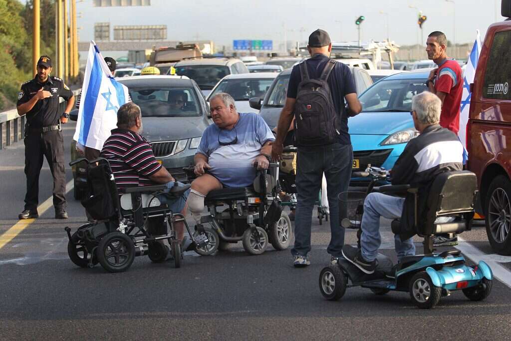 אי אפשר להתאחד לעמותה אחת. נכים חוסמים את נתיבי איילון. | קוקו