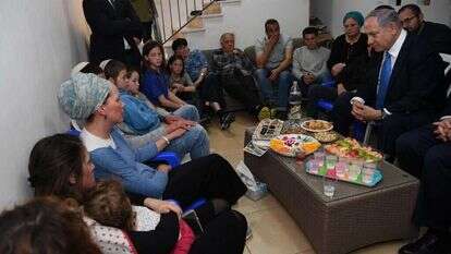 ראש הממשלה נתניהו בביקור תנחומים בביתו של הרב אחיעד אטינגר ז"ל. | חיים צח - לע"מ