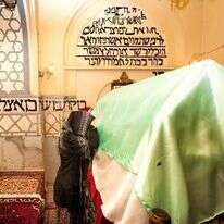 העדויות מלמדות שיהודי איראן סבלו מגזרות שונות. יהודייה איראנית מתפללת על קבר אסתר המלכה בהמדאן, איראן. | שאטרסטוק