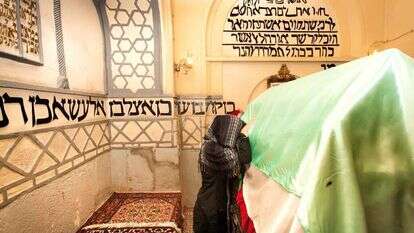 העדויות מלמדות שיהודי איראן סבלו מגזרות שונות. יהודייה איראנית מתפללת על קבר אסתר המלכה בהמדאן, איראן. | שאטרסטוק העדויות מלמדות שיהודי איראן סבלו מגזרות שונות. יהודייה איראנית מתפללת על קבר אסתר המלכה בהמדאן, איראן. | שאטרסטוק