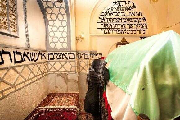 יהודיה איראנית מתפללת על קבר אסתר המלכה בהמדאן, איראן. | שאטרסטוק יהודיה איראנית מתפללת על קבר אסתר המלכה בהמדאן, איראן. | שאטרסטוק