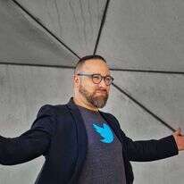 אושיית היי-טק. הלל פולד. | ג'ייסון פארקר