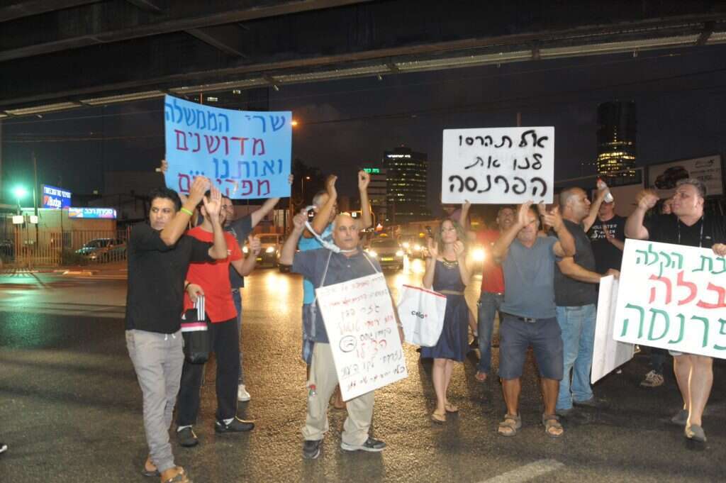 הפגנת בעלי עסקים קטנים נגד בניית הרכבת הקלה בתל אביב, 2015. | אמיר מאירי