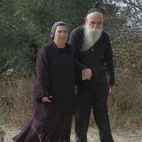 ההליכה שלו העמיקה את השהות, שינתה את תפיסת המקום והזמן. הרב משה והרבנית רבקה שפירא. | יהודה הנדלר