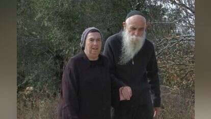 ההליכה שלו העמיקה את השהות, שינתה את תפיסת המקום והזמן. הרב משה והרבנית רבקה שפירא. | יהודה הנדלר ההליכה שלו העמיקה את השהות, שינתה את תפיסת המקום והזמן. הרב משה והרבנית רבקה שפירא. | יהודה הנדלר