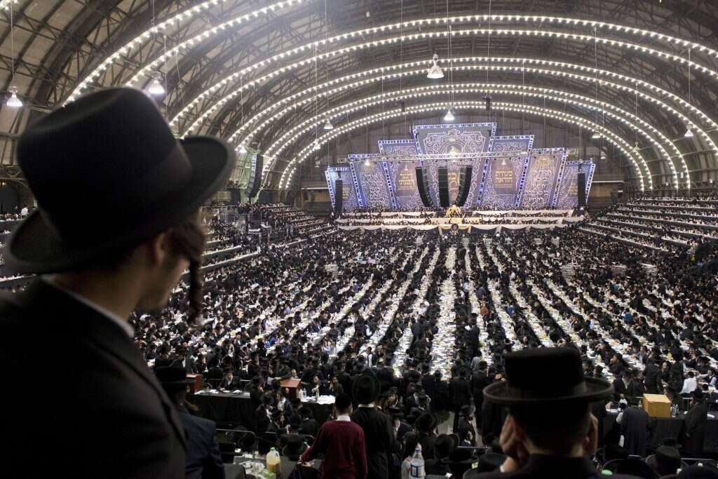 התכנסות חסידי סאטמר לרגל יום השנה להצלת רבי יואל טייטלבוים מהשואה. ברוקלין, 2015. | רויטרס התכנסות חסידי סאטמר לרגל יום השנה להצלת רבי יואל טייטלבוים מהשואה. ברוקלין, 2015. | רויטרס