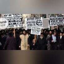 הפגנה נגד השתתפות בבחירות לכנסת. מאה שערים, חורף 2003. למצולמים אין קשר לכתבה. | נתי שוחט, פלאש 90