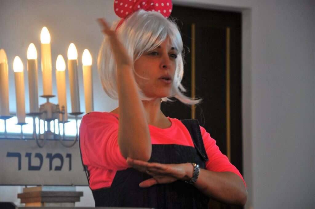 תרגום לשפת הסימנים במהלך הקריאה תרגום לשפת הסימנים במהלך הקריאה