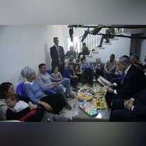 רה"מ נתניהו בבית משפחת אטינגר. שנייה משמאל: תמר אטינגר. | מרים צחי