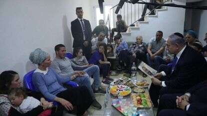 רה"מ נתניהו בבית משפחת אטינגר. שנייה משמאל: תמר אטינגר. | מרים צחי