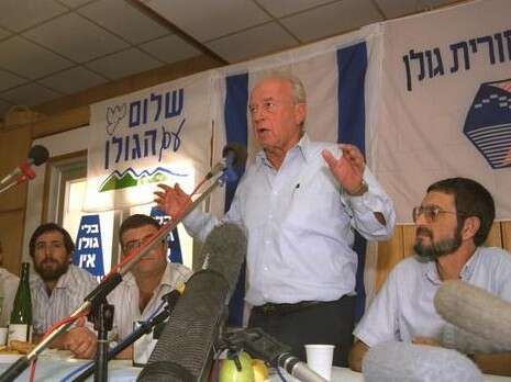 יצחק רבין ברמת הגולן. '''התבגרנו', הסביר רבין בקיצור נמרץ את המהפך החד בעמדתו''. | סהר יעקב, לע"מ
