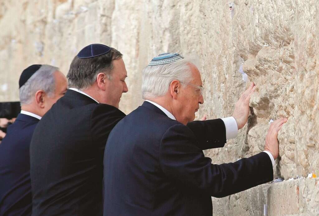 פומפיאו (במרכז) בביקור בכותל עם שגריר ארה"ב בישראל פרידמן ועם ראש הממשלה נתניהו. | AFP