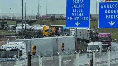 משאיות מצרפת בקאלה, בדרך לבריטניה. | AFP משאיות מצרפת בקאלה, בדרך לבריטניה. | AFP