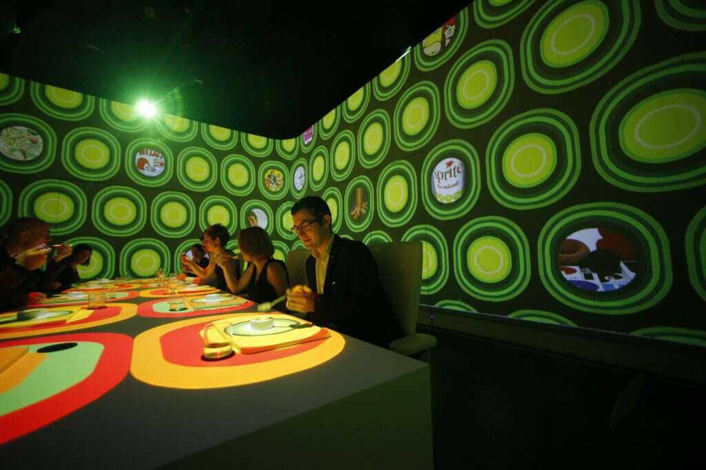 חוויית האכילה הפכה לאירוע רב־חושי. מסעדת אולטרה ויולט בשנגחאי. | רויטרס