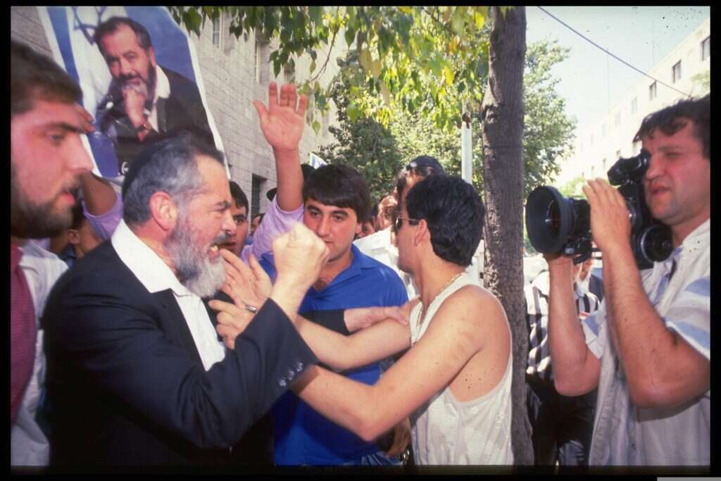 הפסקה החריפה כוונה רק אליהם. הרב כהנא ותומכיו מפגינים בירושלים אחרי פיגוע רצחני, 1989. | סהר יעקב, לע"מ הפסקה החריפה כוונה רק אליהם. הרב כהנא ותומכיו מפגינים בירושלים אחרי פיגוע רצחני, 1989. | סהר יעקב, לע"מ