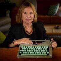 פרופ' פניה עוז-זלצברגר, בתו של הסופר עמוס עוז, עם מכונת הכתיבה של אביה, שבה כתב רבים מספריו. | אריק סולטן