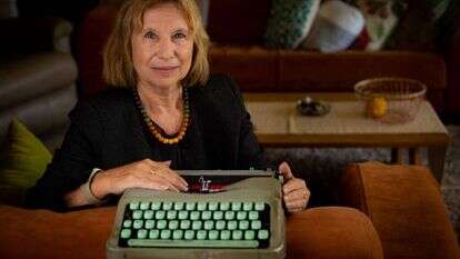 פרופ' פניה עוז-זלצברגר, בתו של הסופר עמוס עוז, עם מכונת הכתיבה של אביה, שבה כתב רבים מספריו. | אריק סולטן פרופ' פניה עוז-זלצברגר, בתו של הסופר עמוס עוז, עם מכונת הכתיבה של אביה, שבה כתב רבים מספריו. | אריק סולטן