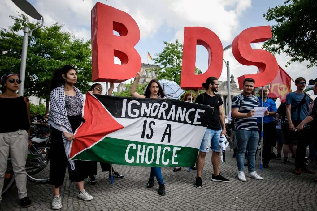 הפגנת תנועת הBDS, אילוסטרציה בברלין. | EPA הפגנת תנועת הBDS, אילוסטרציה בברלין. | EPA