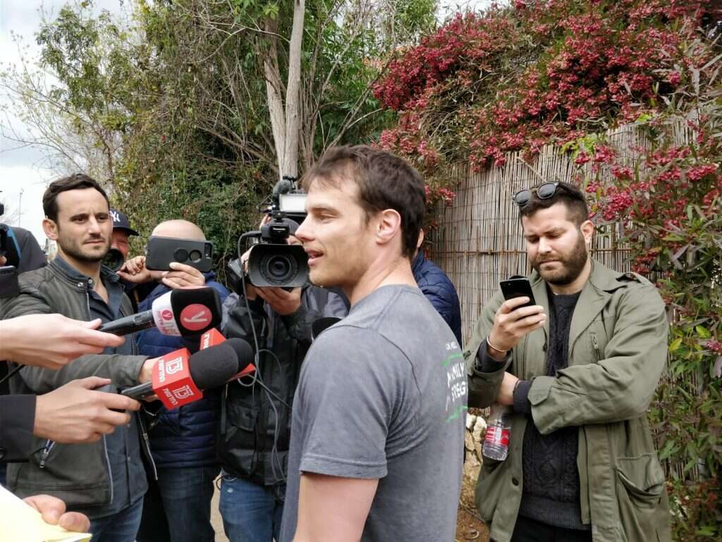 יוני שעל ביתו נפל הטיל. | הודיה כריש-חזוני