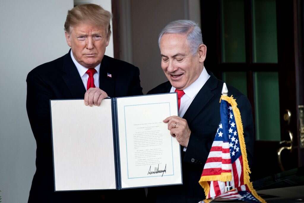 נתניהו וטראמפ בטקס החתימה על הכרה אמריקנית בריבונות ישראלית ברמת הגולן. | AFP