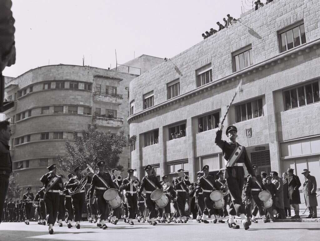 התגייס לתזמורת צה"ל ולאחר שחרורו היה מנצח התזמורת. תזמורת צה"ל 1956. | משה פרידן, לע"מ התגייס לתזמורת צה"ל ולאחר שחרורו היה מנצח התזמורת. תזמורת צה"ל 1956. | משה פרידן, לע"מ