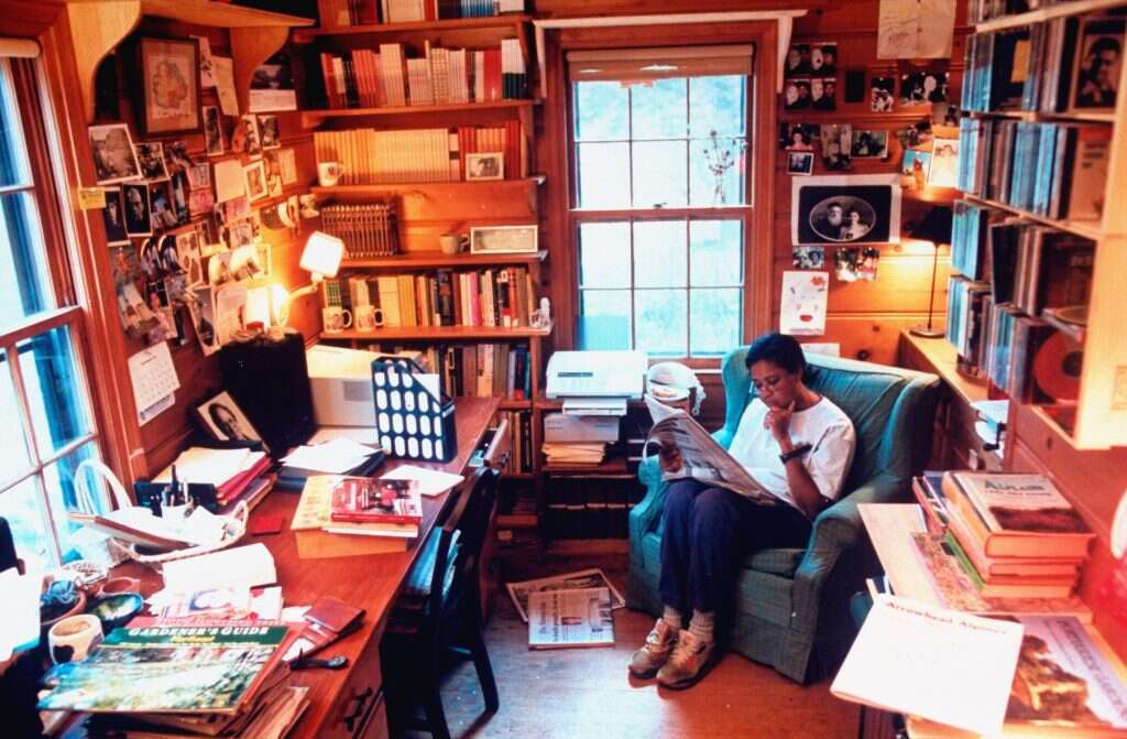 "כשאני כותבת, אני לא בן אדם. אני פשוט שוכחת את עצמי". ג'מייקה קינקייד בספרייה בביתה, 199. | ג'טי אימג'ס