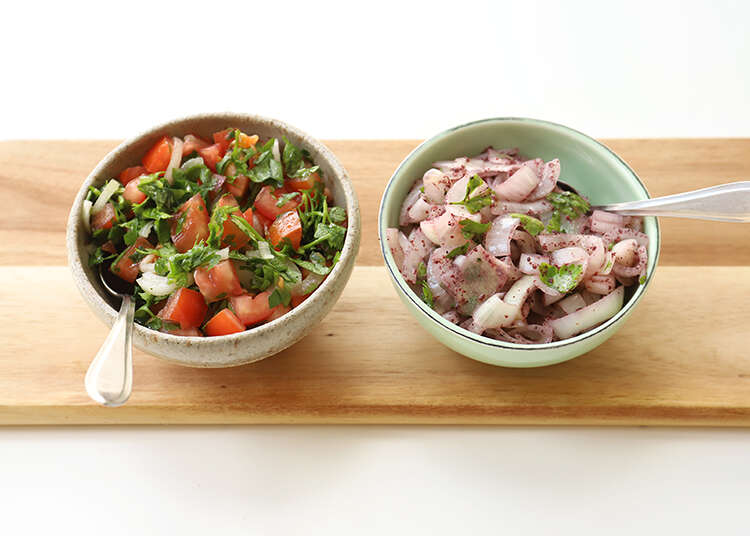 בצל וסומק כמו בשווארמיות לצד סלט עגבניות חריף. | אפרת ליכטנשטט