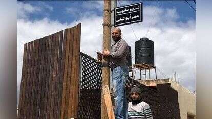 התקנת שלט הרחוב החדש התקנת שלט הרחוב החדש