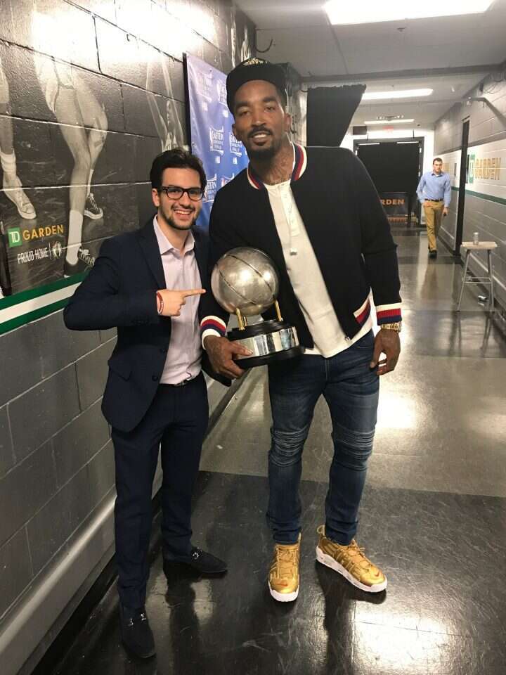 אחד השחקנים הפופולריים בליגה. עם ג'יי–אר סמית. | באדיבות Hazan Sport Management אחד השחקנים הפופולריים בליגה. עם ג'יי–אר סמית. | באדיבות Hazan Sport Management