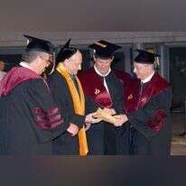 הגאולה באמצעות היצירה האמנותית. אהרן מגד (שני משמאל) בטקס קבלת תואר דוקטור לשם כבוד מאוניברסיטת בר אילן, 2008. | משה מילנר, לע"מ