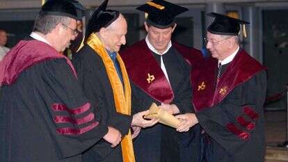 הגאולה באמצעות היצירה האמנותית. אהרן מגד (שני משמאל) בטקס קבלת תואר דוקטור לשם כבוד מאוניברסיטת בר אילן, 2008. | משה מילנר, לע"מ