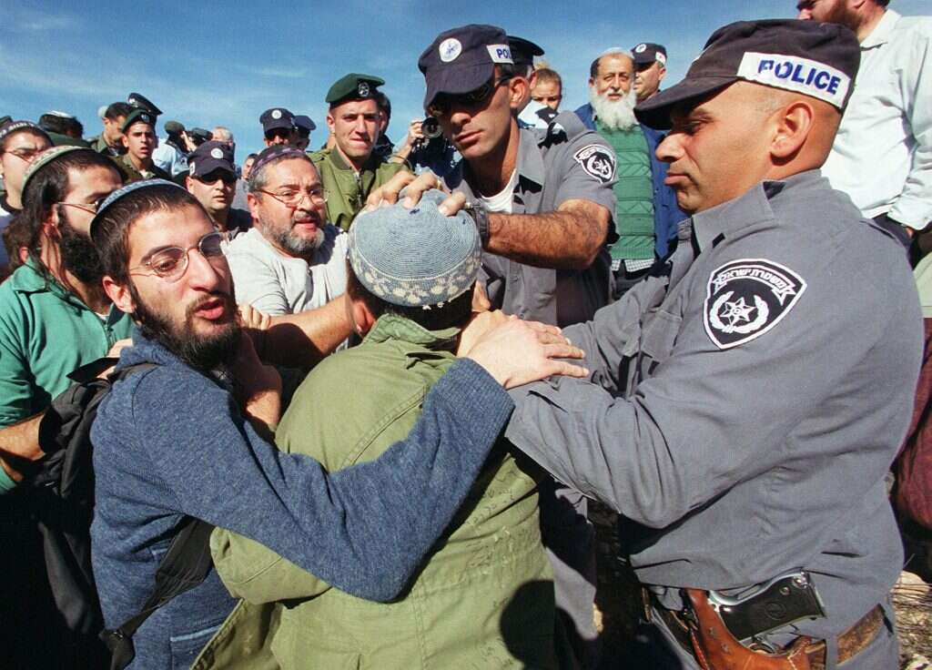 "הצבא חשש מחילול גופות של ערבים". עימותים בין המשטרה לחברי תנועת כ"ך בעת הריסת האנדרטה לזכר גולדשטיין, 1999. | AFP