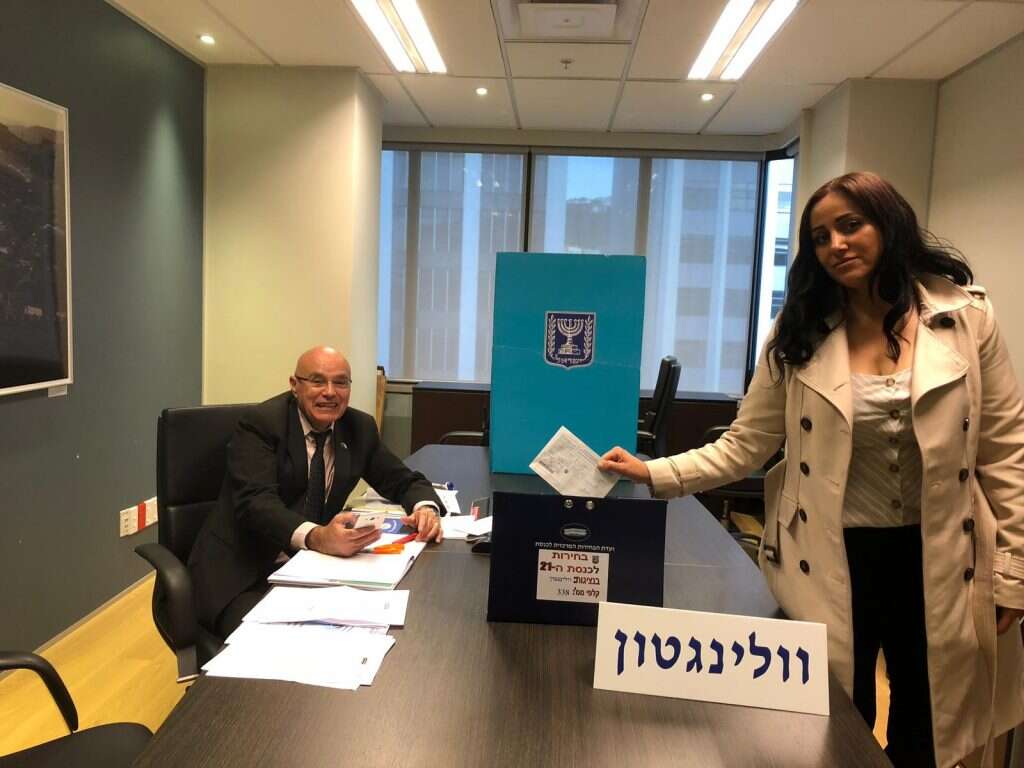 ענת, רעיית קצין הביטחון בשגרירות ניו זילנד, המצביעה הראשונה בבחירות 2019. | משרד החוץ ענת, רעיית קצין הביטחון בשגרירות ניו זילנד, המצביעה הראשונה בבחירות 2019. | משרד החוץ
