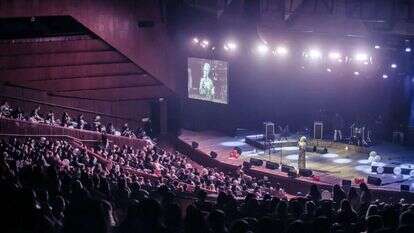 דרשניות בעלות יכולות וידע תורני רב, הפונות לקהל הנשי בלבד. הרבנית רונית ברש בכנס בהיכל התרבות בתל אביב, 2015. | עידן צרור