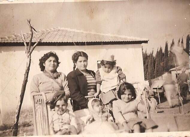 "היינו עניים אבל היה לנו פאסון" יוסי אלפי בילדותו (חובש כומתה, משמאל) ומשפחתו. | מתוך האוסף הפרטי