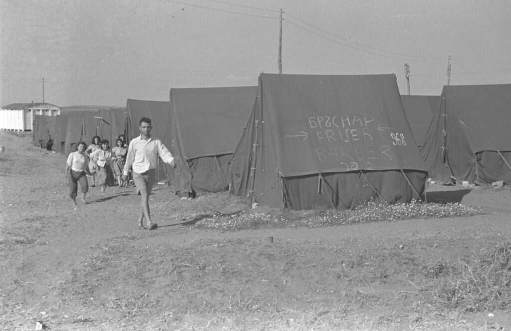 "מי שהיה שם התבייש בכך שהיה שם, ומי שלא היה לא רוצה לשמוע על זה". מעברה בפרדס חנה, 1949. | לע"מ