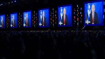 שידור נאומו של ראש הממשלה בוועידת איפא"ק. | AFP